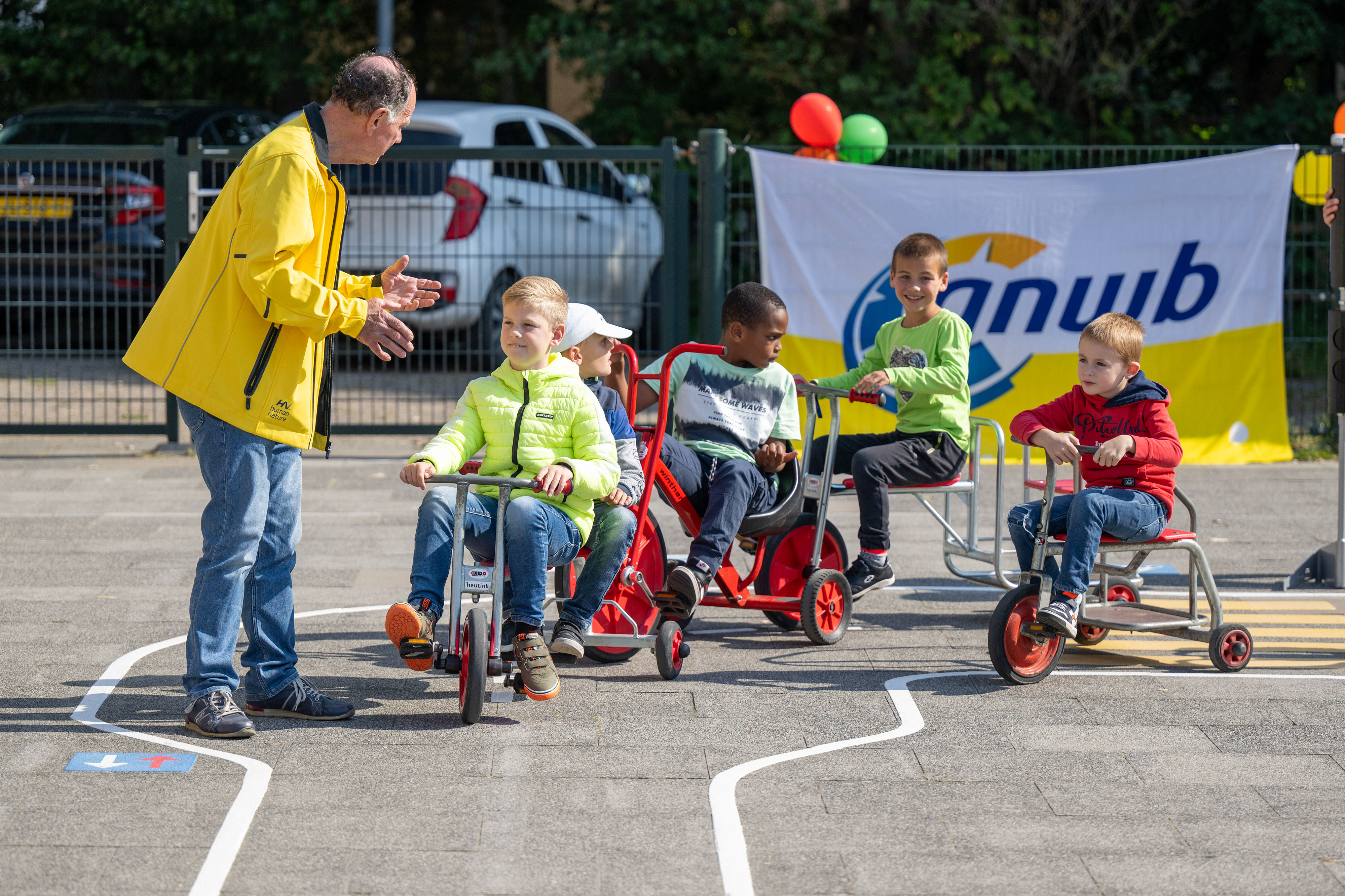 Verkeersles vrijwilliger tijdens ANWB Verkeersplein opening - Terneuzen Zeeland