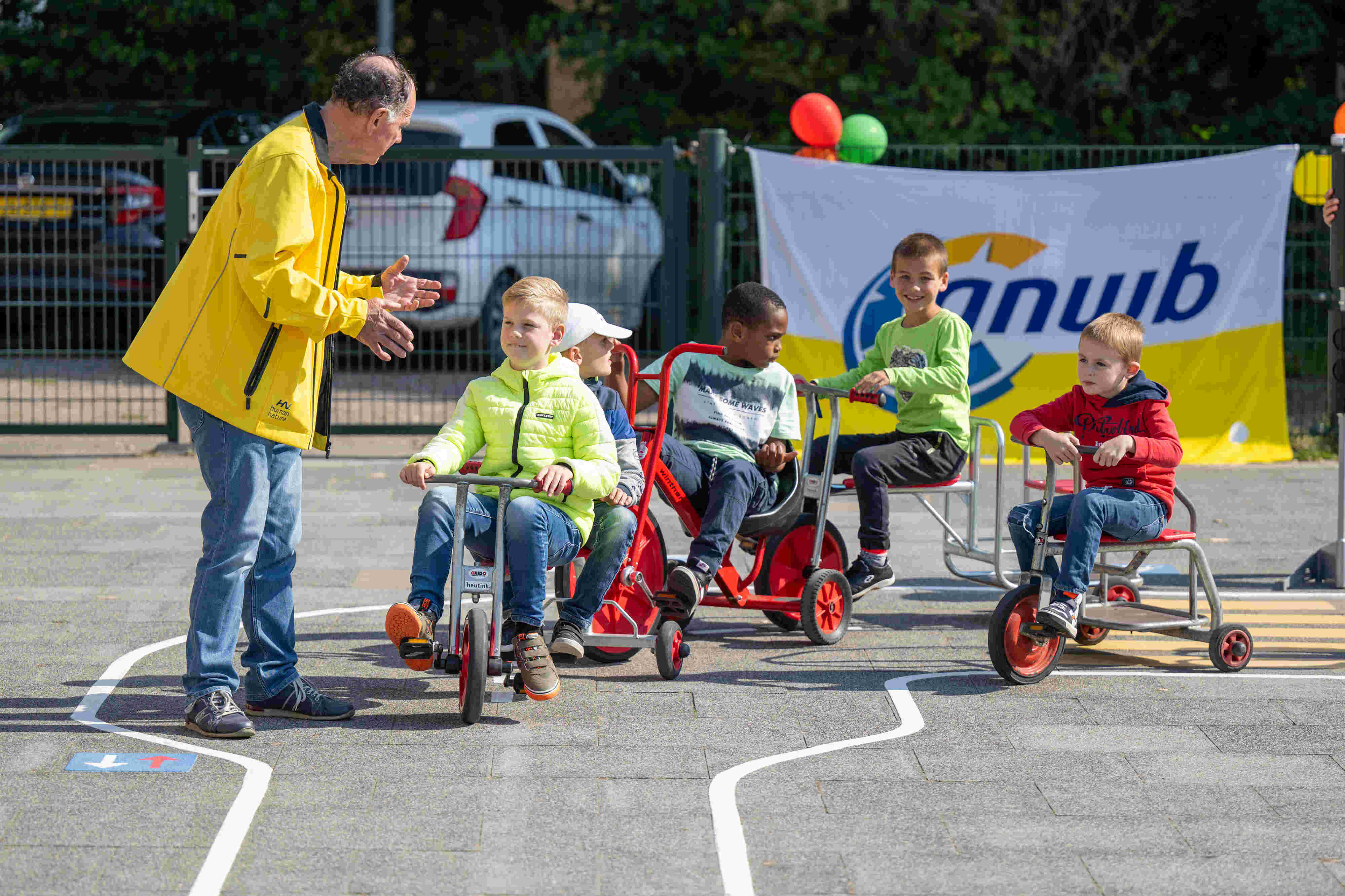 Verkeersles vrijwilliger tijdens ANWB Verkeersplein opening - Terneuzen Zeeland