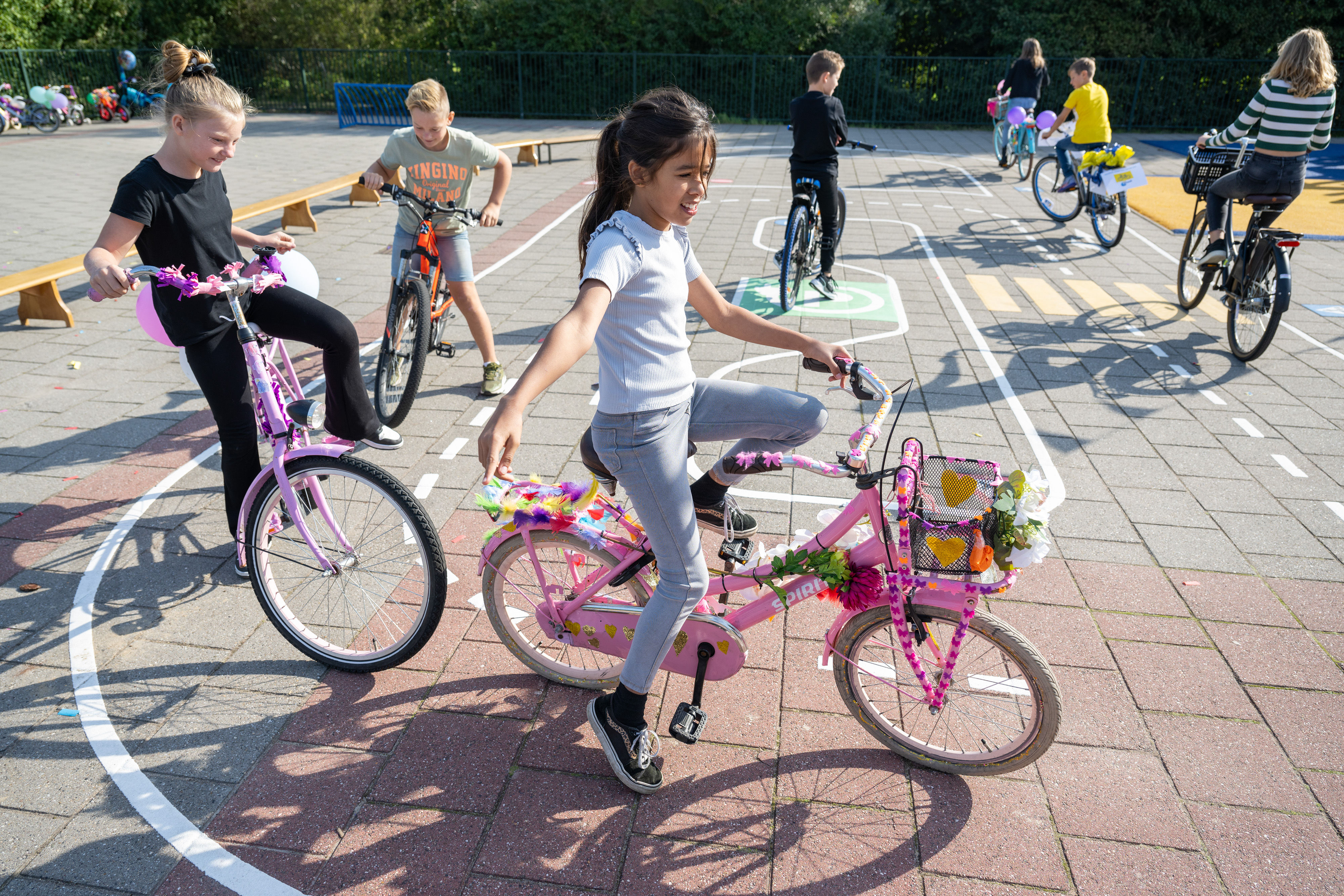 Verkeersles vrijwilliger bij ANWB Verkeersplein opening - Zandeweer Groningen