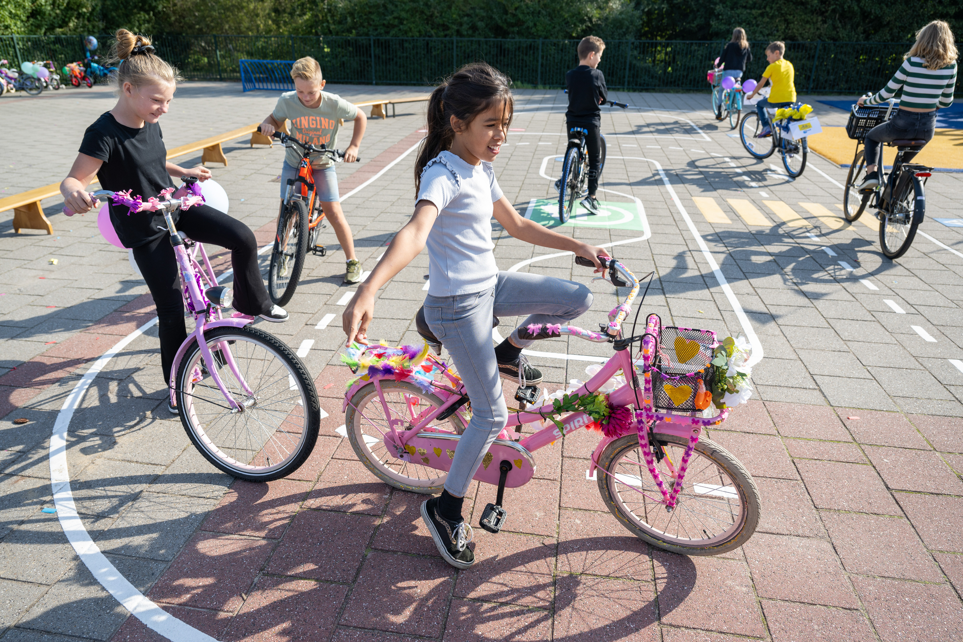 Verkeersles vrijwilliger tijdens ANWB Verkeersplein opening - Ureterp Friesland