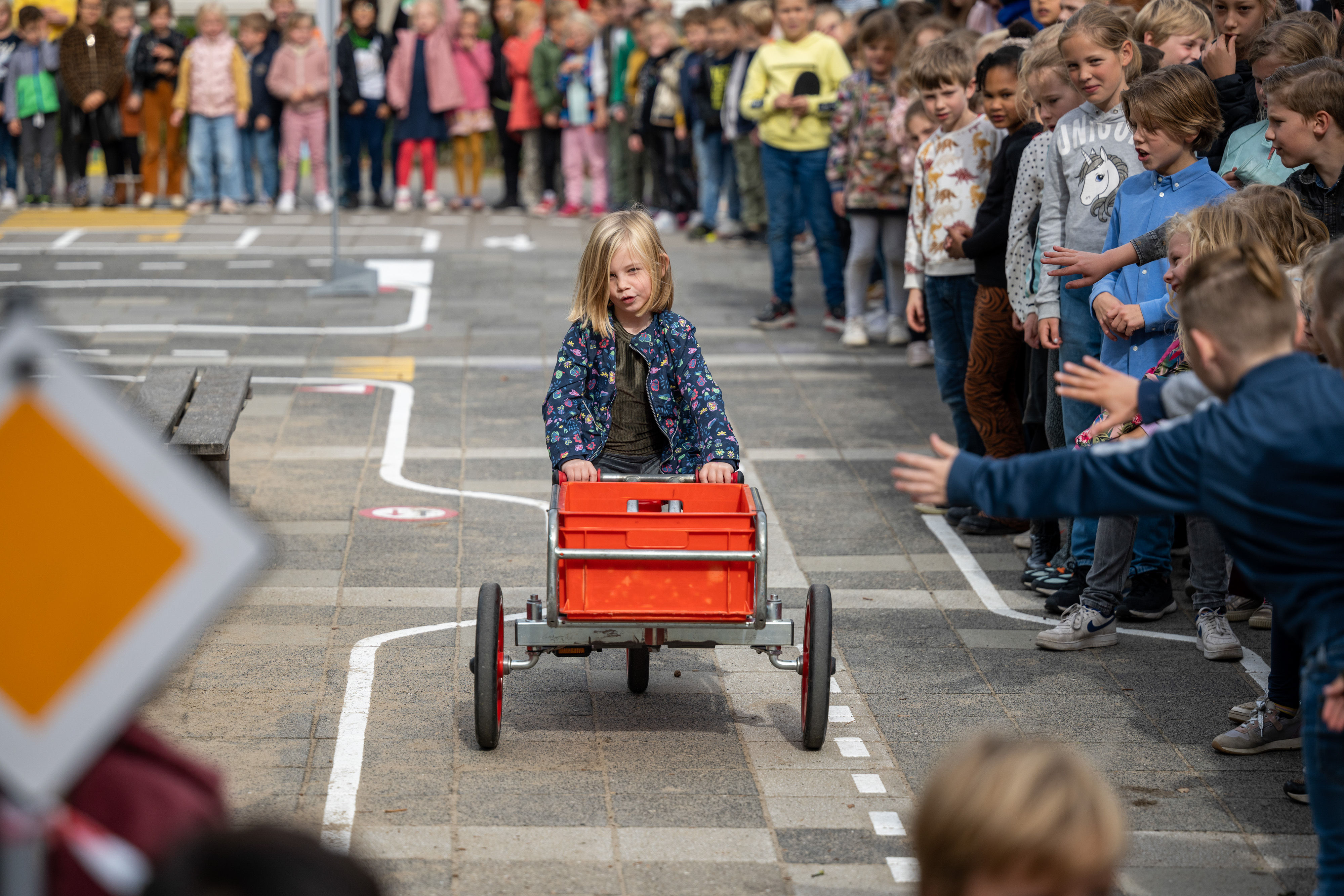 Verkeersles vrijwilliger bij ANWB Verkeersplein opening - Schagen Noord-Holland