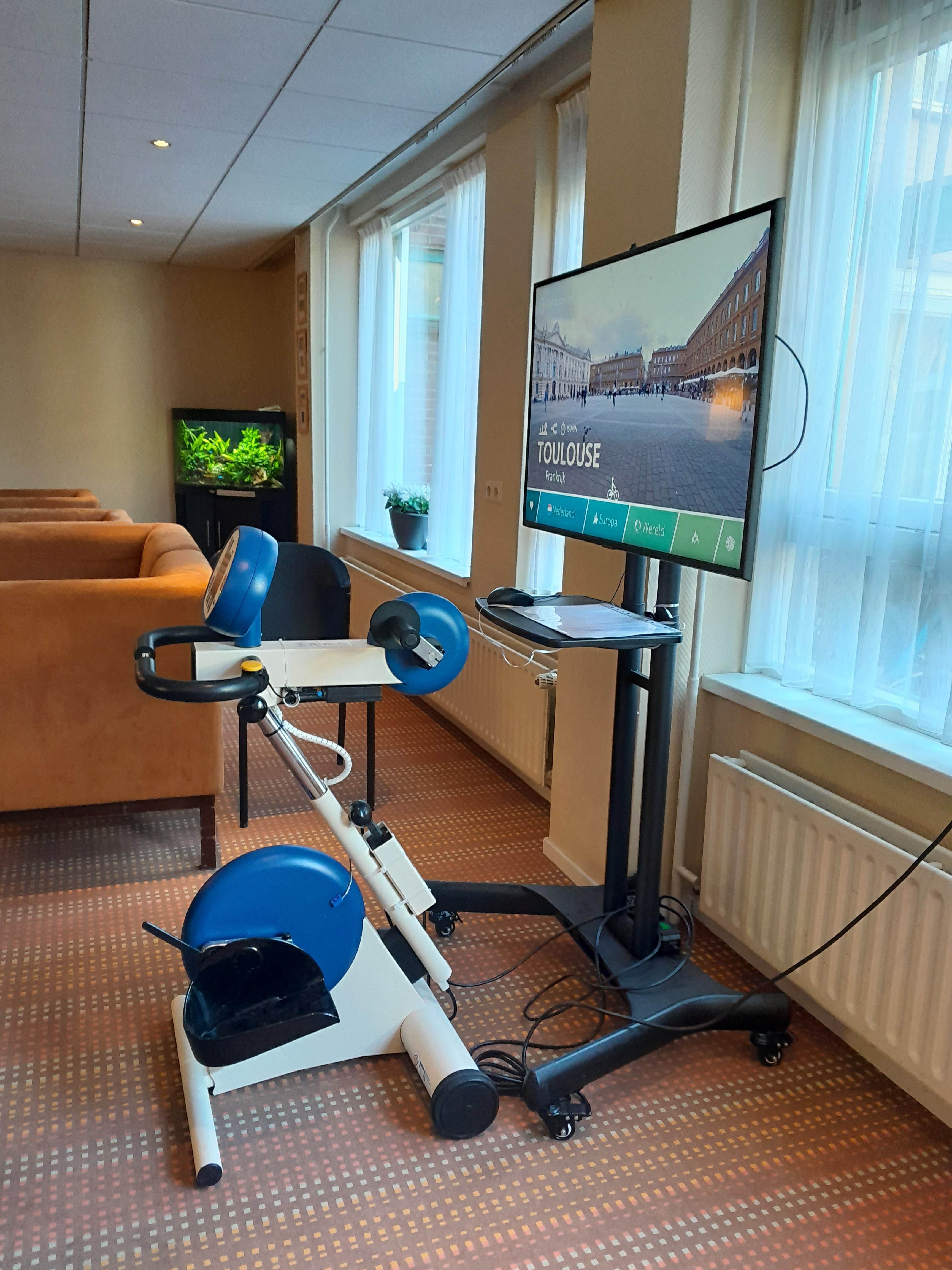 Bewoners begeleiden en helpen bij gebruik MOTOmed met fietslabyrint