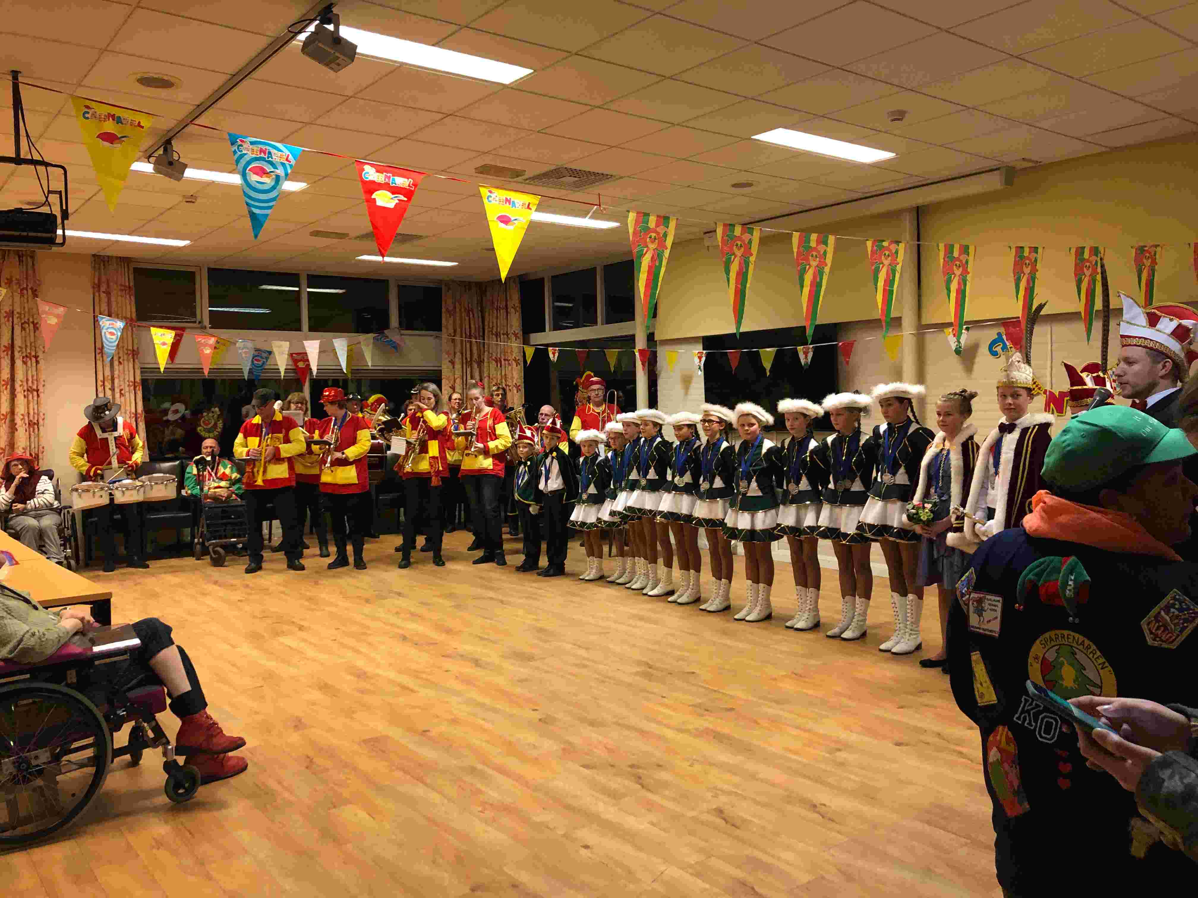 Ondersteuning bij thema activiteiten en optredens voor bewoners