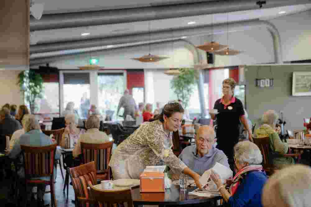 Aandacht aan bewoners in huiskamer setting