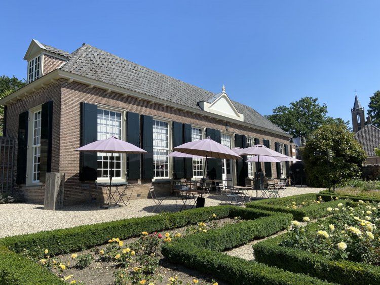 MEDEWERKER KASTEELWINKEL ANNEBETJE (KAARTVERKOOP EN THEESCHENKERIJ)