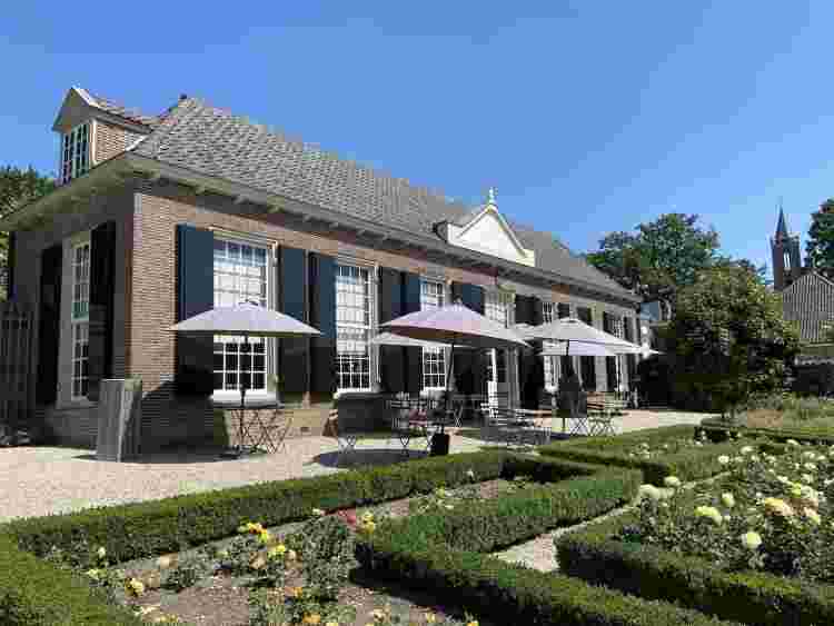 MEDEWERKER KASTEELWINKEL ANNEBETJE (KAARTVERKOOP EN THEESCHENKERIJ)