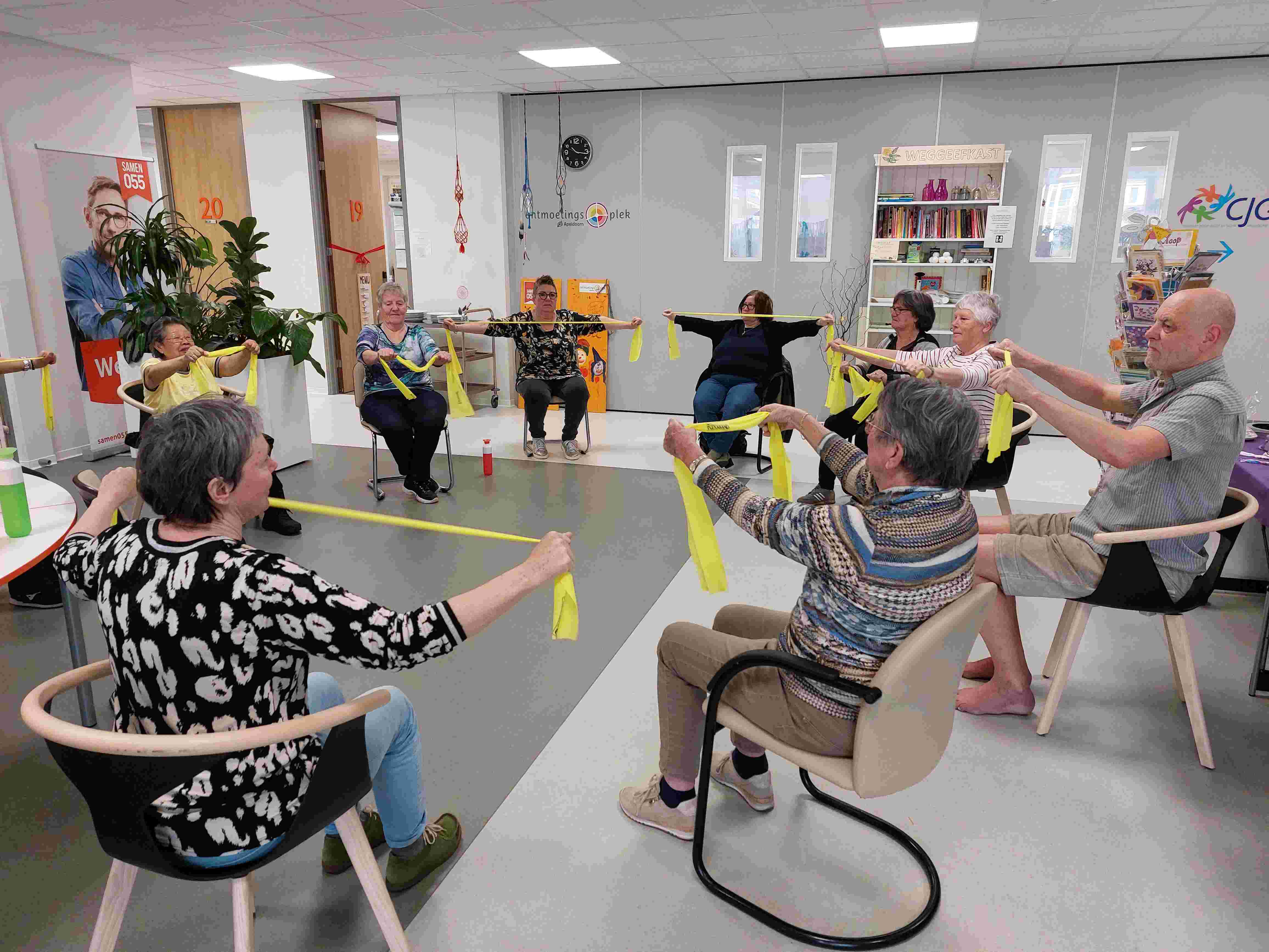 Sportieve vrijwilliger bij een ontmoetingsplek