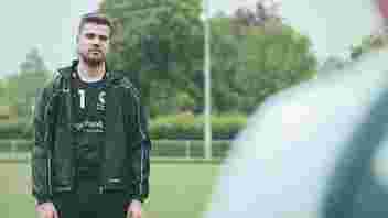 Jonge trainer kijkt naar leerling