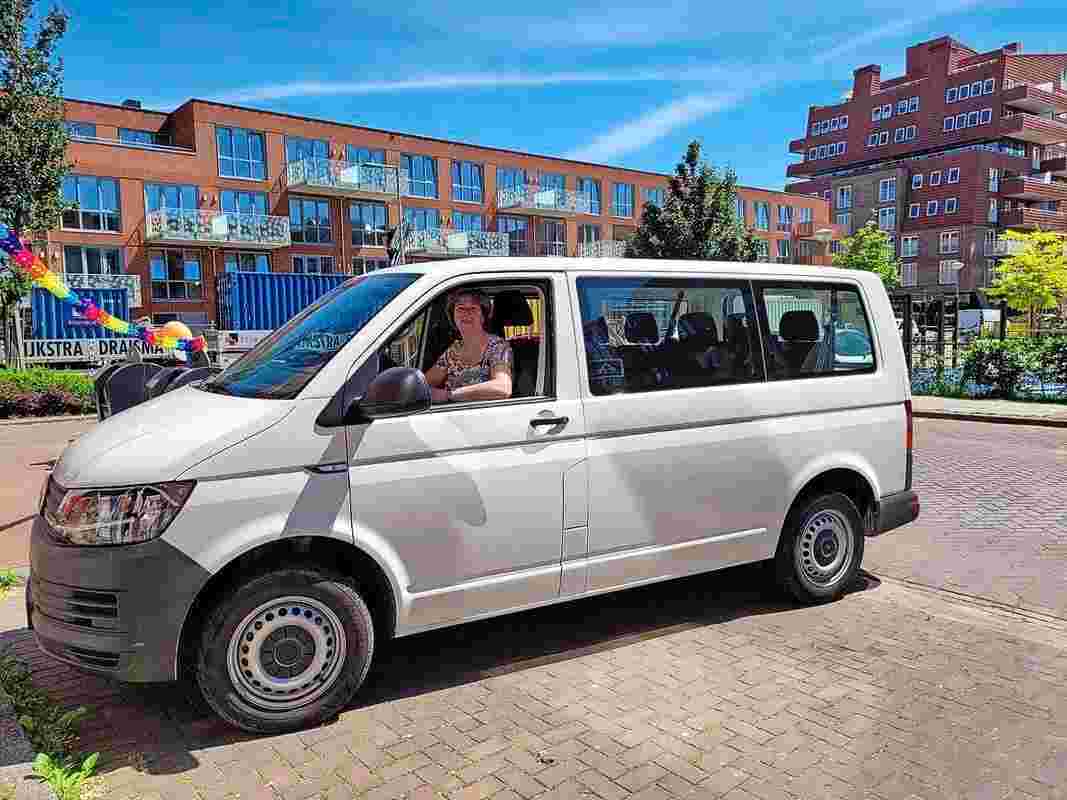 Chauffeur rolstoelbus