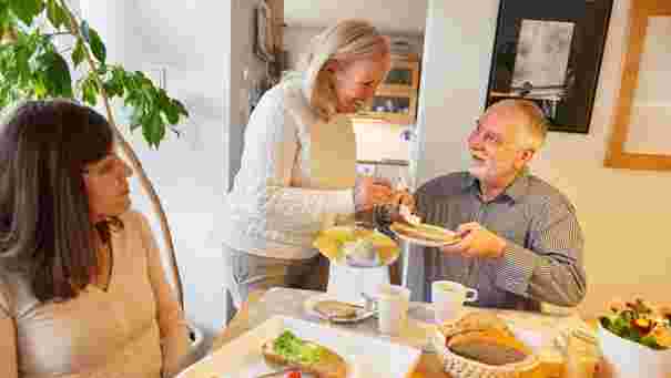 Ontbijthulp voor bewoners met dementie | Carintreggeland (De Stoevelaar)