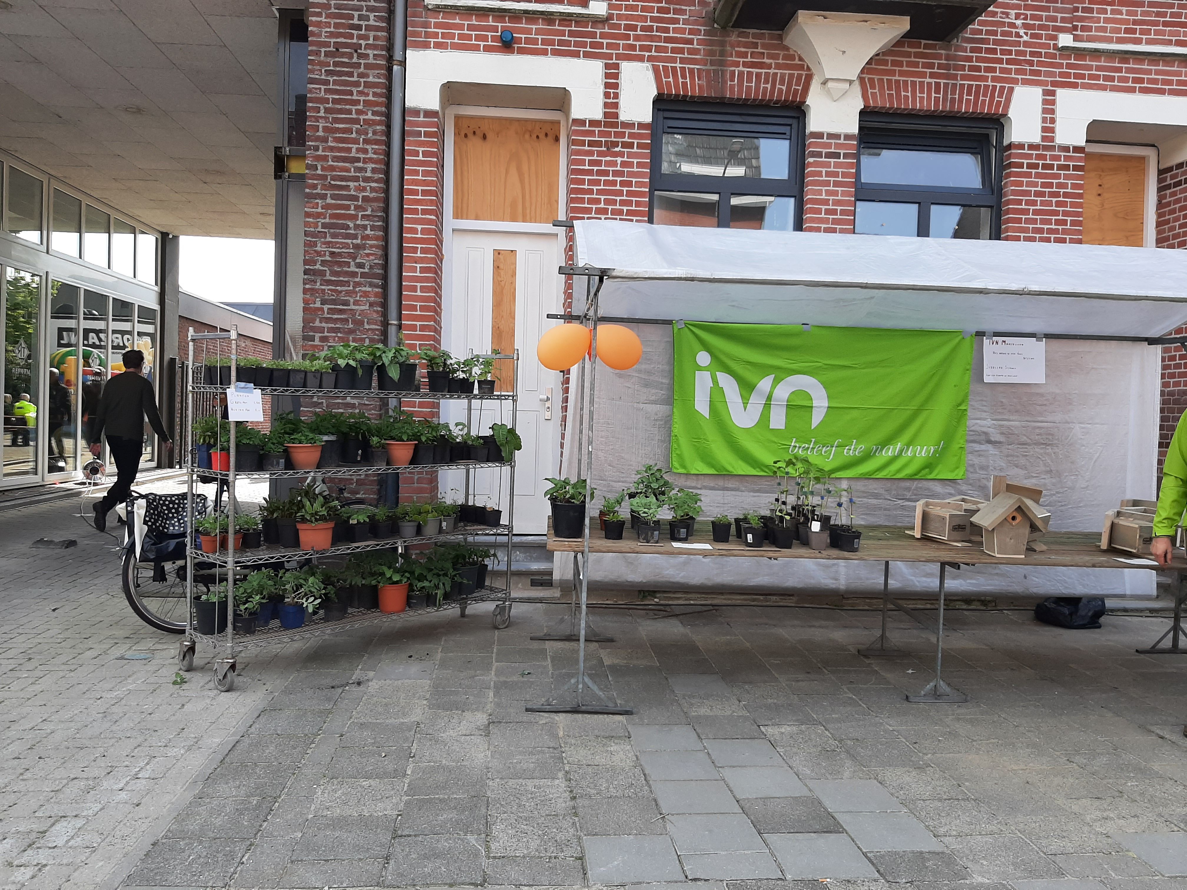 Kleine groene oases in de stad onderhouden 