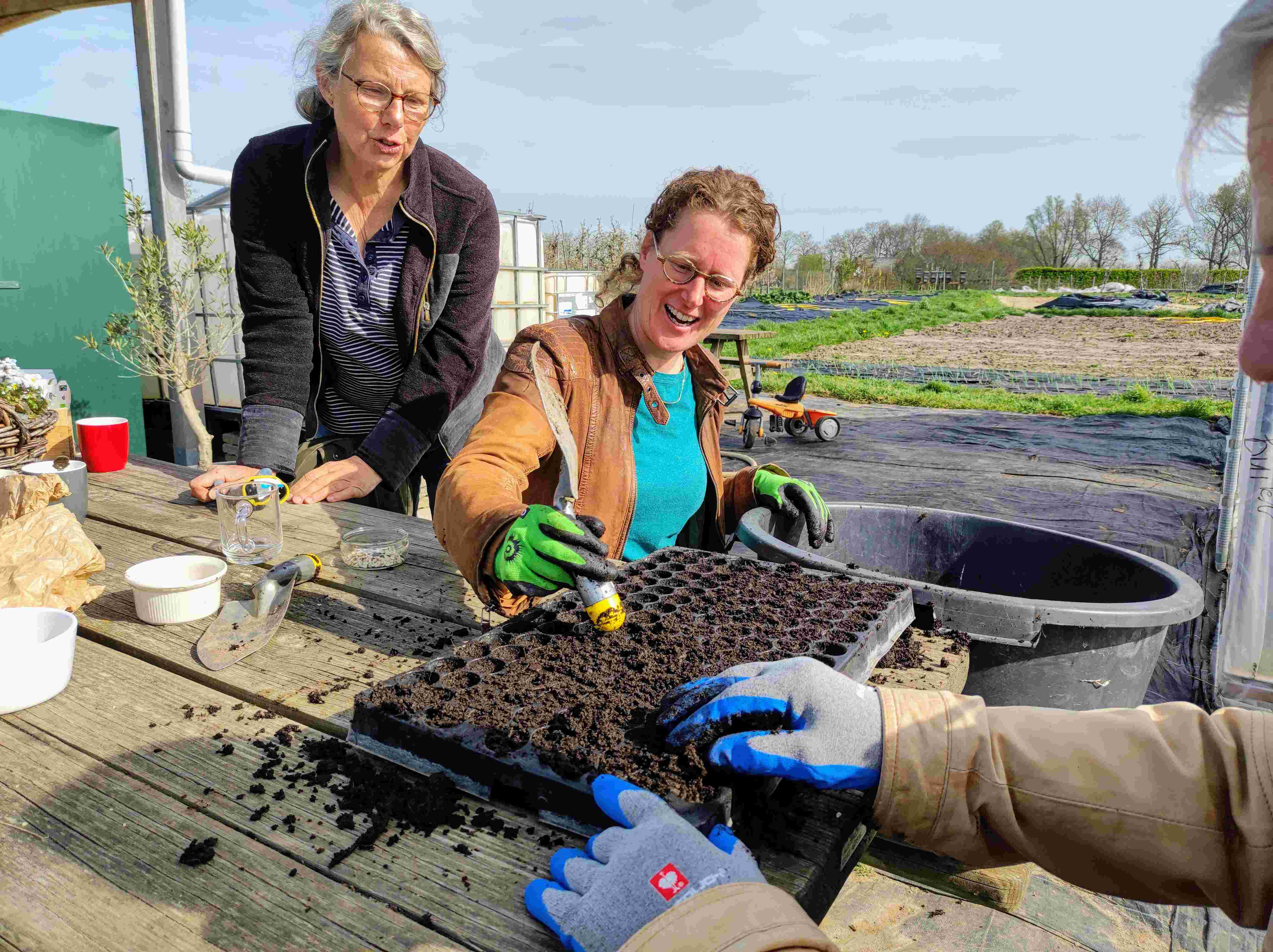 Met je handen in de klei op De Wijkse Moestuin