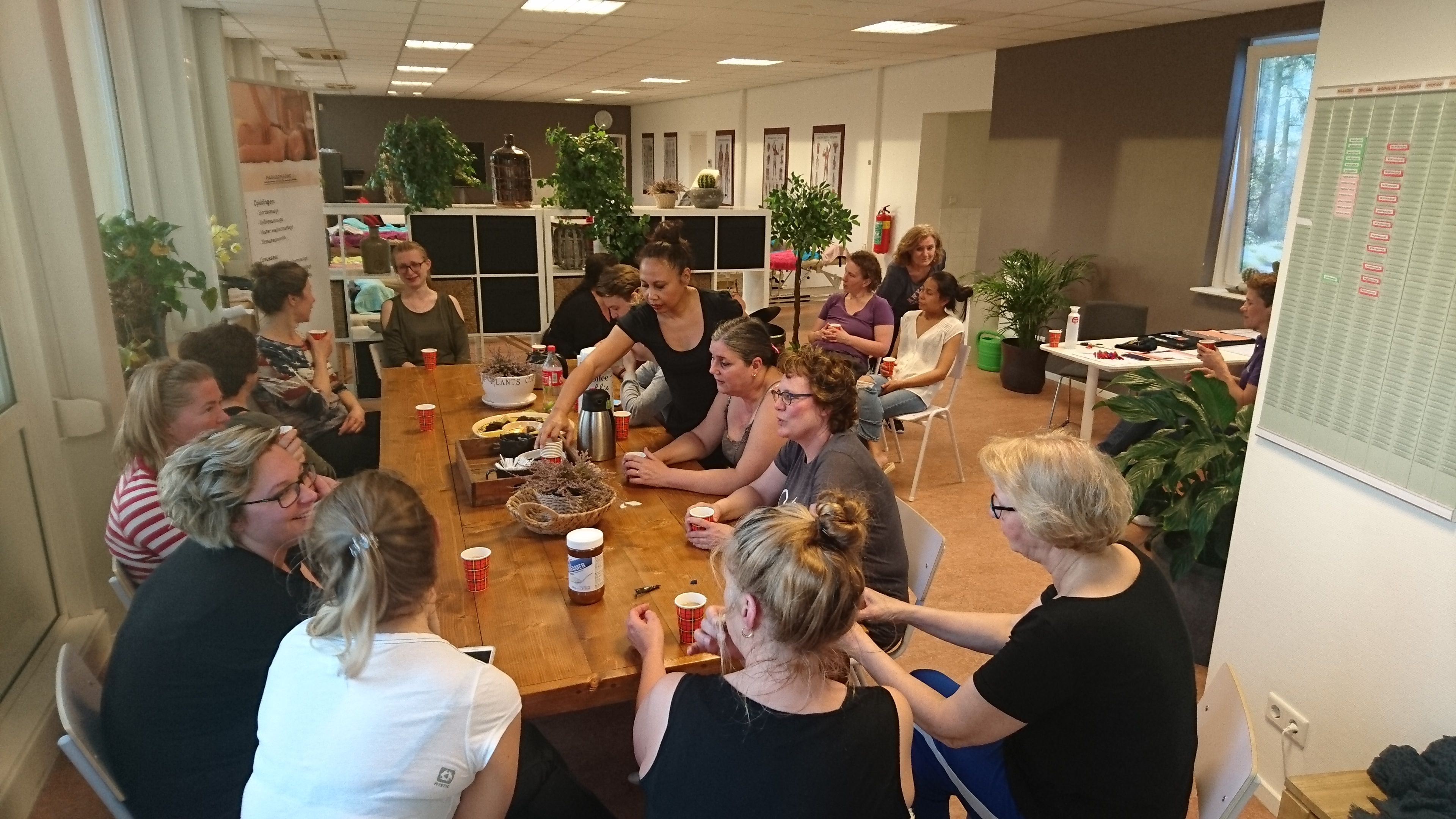 Vrijwilliger gevraagd om te assisteren bij de massagecursus