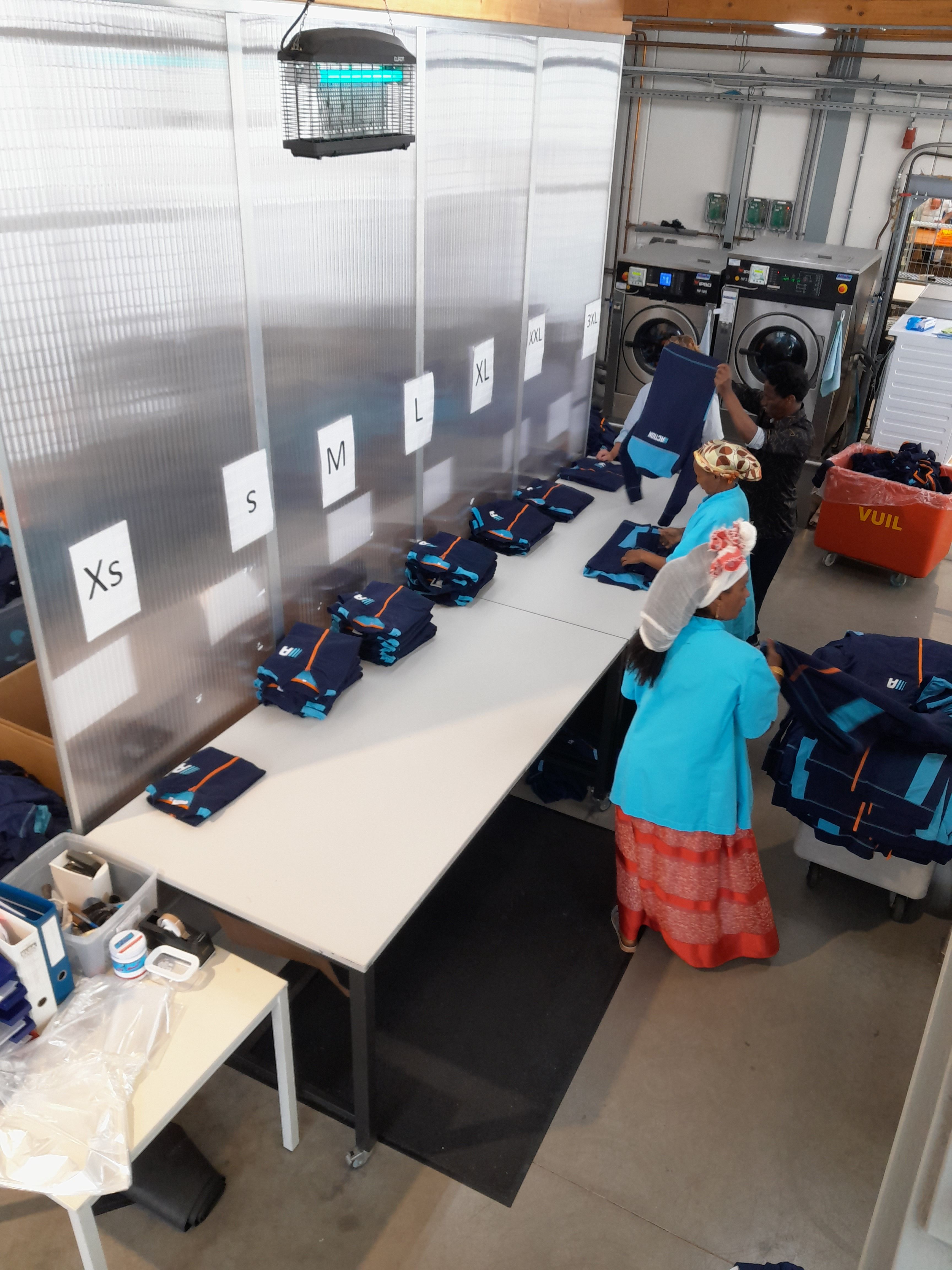 Leren en werken met goede begeleiding in onze wasserij.