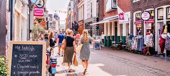 Wie gaat er mee winkelen met een gezellige vlotte modebewuste dame (60 plus)?