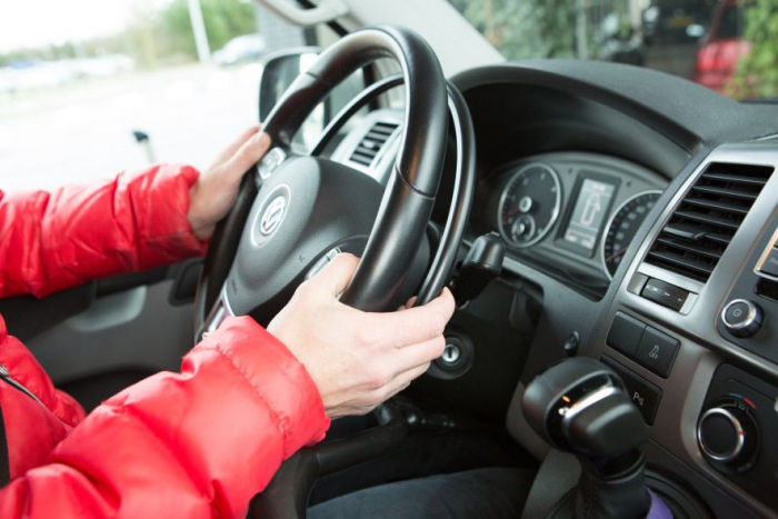 Chauffeur rolstoelbus