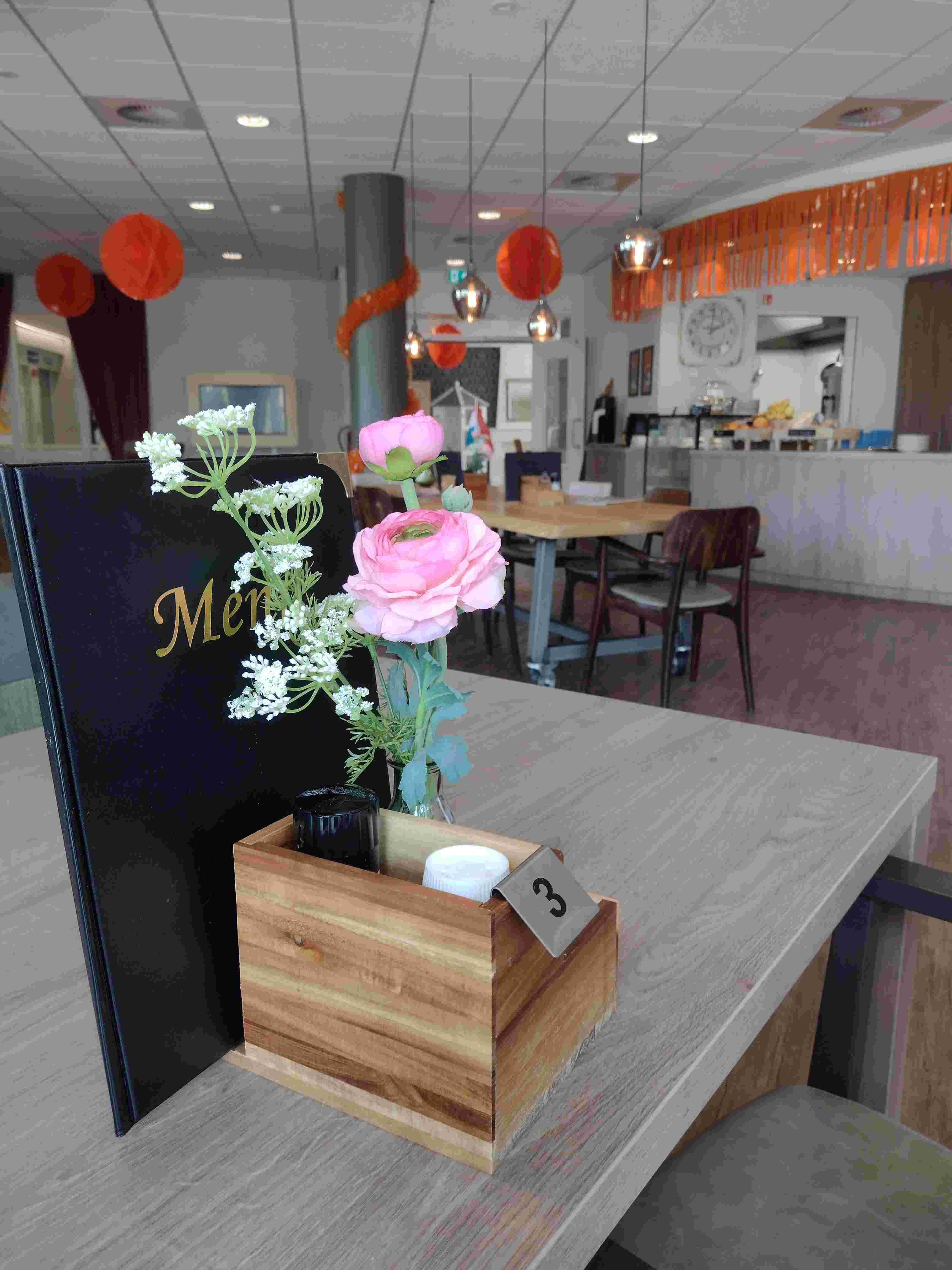 Gastvrouw/man voor onze bewoners in het restaurant.