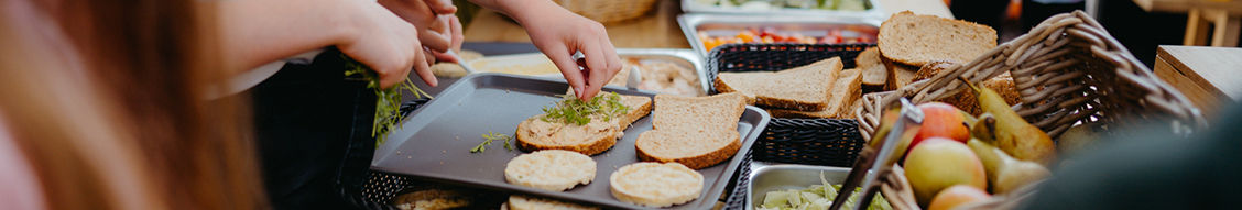 Medewerker ontbijt en fruit