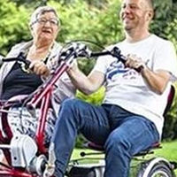 Samen fietsen op de duo-fiets, heerlijk even sportief bezig zijn!
