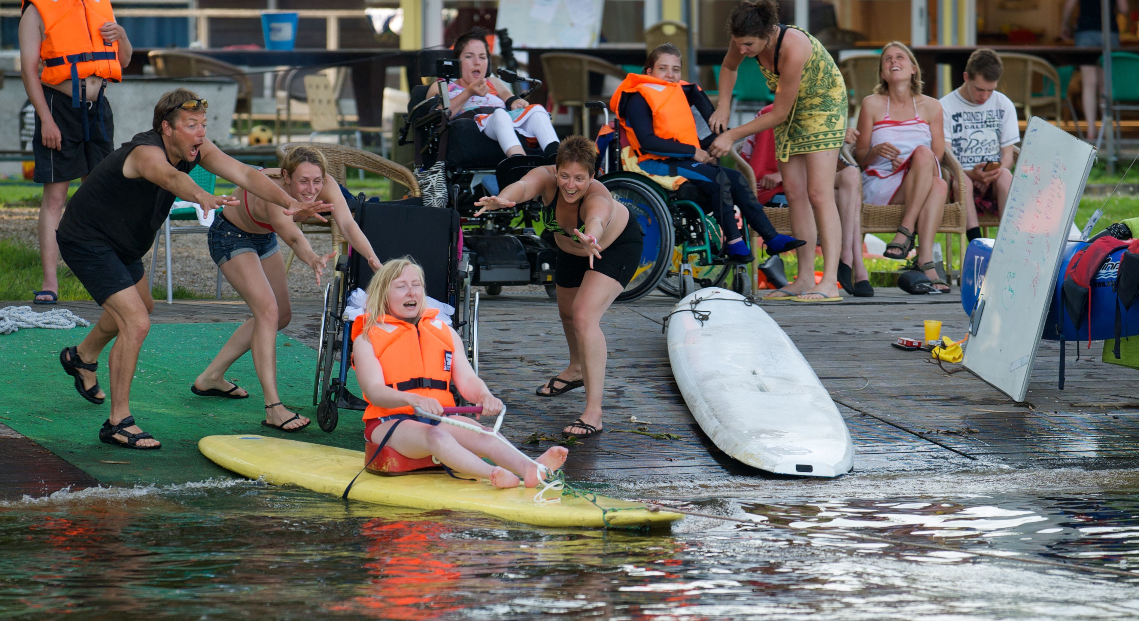 Jongere met een beperking zoekt leuke vrijwilliger voor watersport vakantie