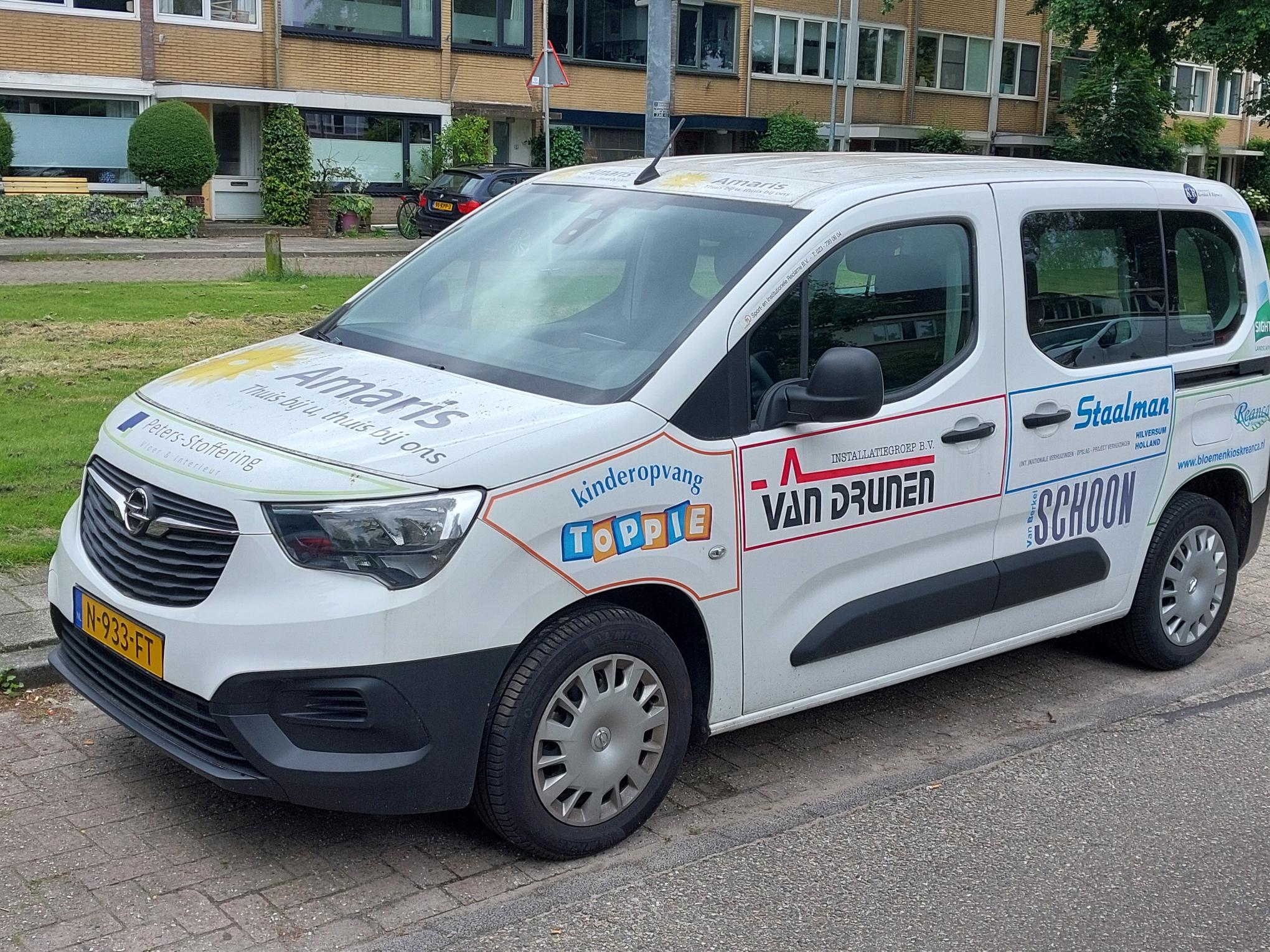 Met de sponsorauto cliënten ophalen voor dagbesteding!