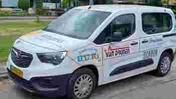 Met de sponsorauto cliënten ophalen voor dagbesteding!