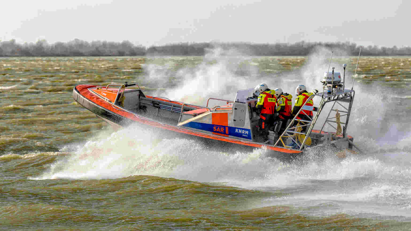 WEL AAN HET ROER STAAN, maar niet zelf varen