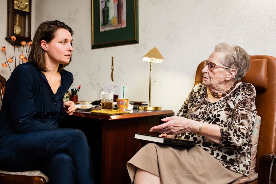 Expats as 'good neighbours'