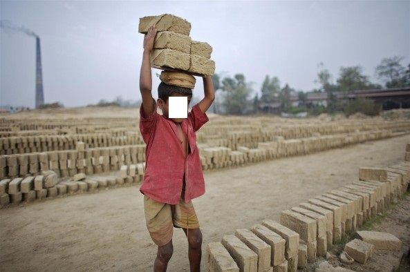 Wie wil mensen helpen die werken in de bakstenen fabrieken in Pakistan?