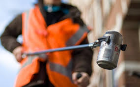 Samen afval prikken in de buurt