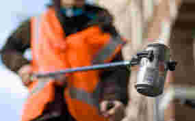 Samen afval prikken in de buurt