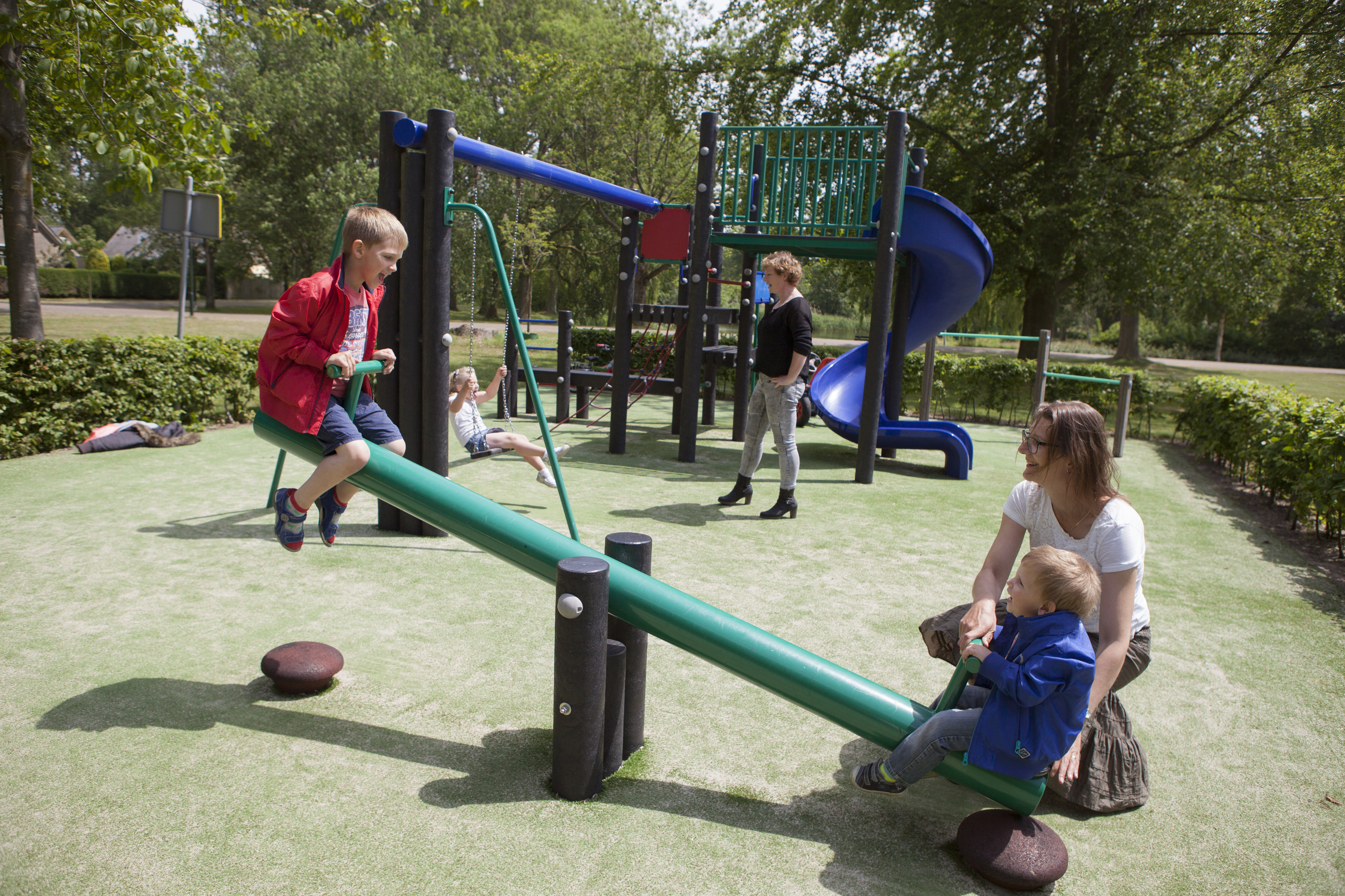 Spelende kinderen in een speeltuin.