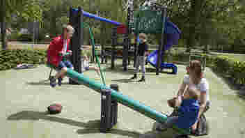 Spelende kinderen in een speeltuin.