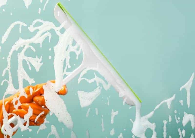 Helpt u deze gezellige mevrouw met het lappen van haar ramen?