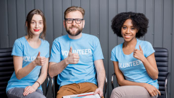 Tegenwoordig kun je je makkelijker dan ooit inzetten voor doelen die je belangrijk vindt en kun je vrijwilligerswerk goed laten aansluiten op jouw agenda of locatie. De echte vraag is dus ‘waarom zou je geen vrijwilligerswerk doen?’