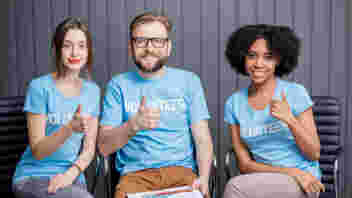 Tegenwoordig kun je je makkelijker dan ooit inzetten voor doelen die je belangrijk vindt en kun je vrijwilligerswerk goed laten aansluiten op jouw agenda of locatie. De echte vraag is dus ‘waarom zou je geen vrijwilligerswerk doen?’