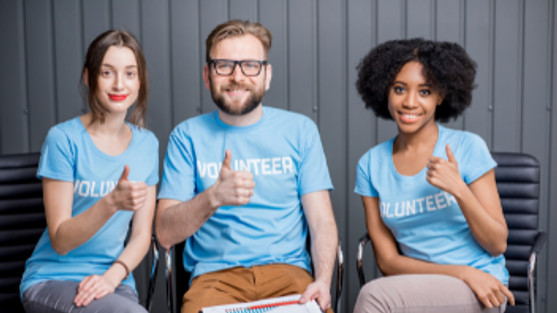 Tegenwoordig kun je je makkelijker dan ooit inzetten voor doelen die je belangrijk vindt en kun je vrijwilligerswerk goed laten aansluiten op jouw agenda of locatie. De echte vraag is dus ‘waarom zou je geen vrijwilligerswerk doen?’
