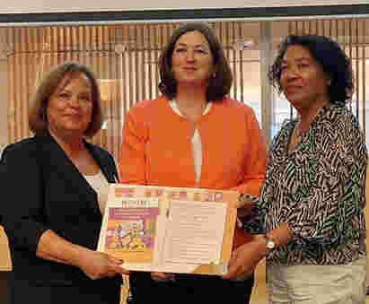 Minister Helder ontvangt Leidraad Cultuurspecifieke zorg