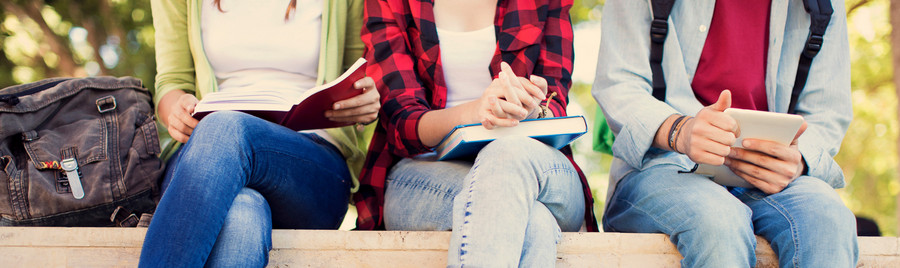 Vrouwen lezen een boekje op de bank Vrouwen lezen een boekje op de bank