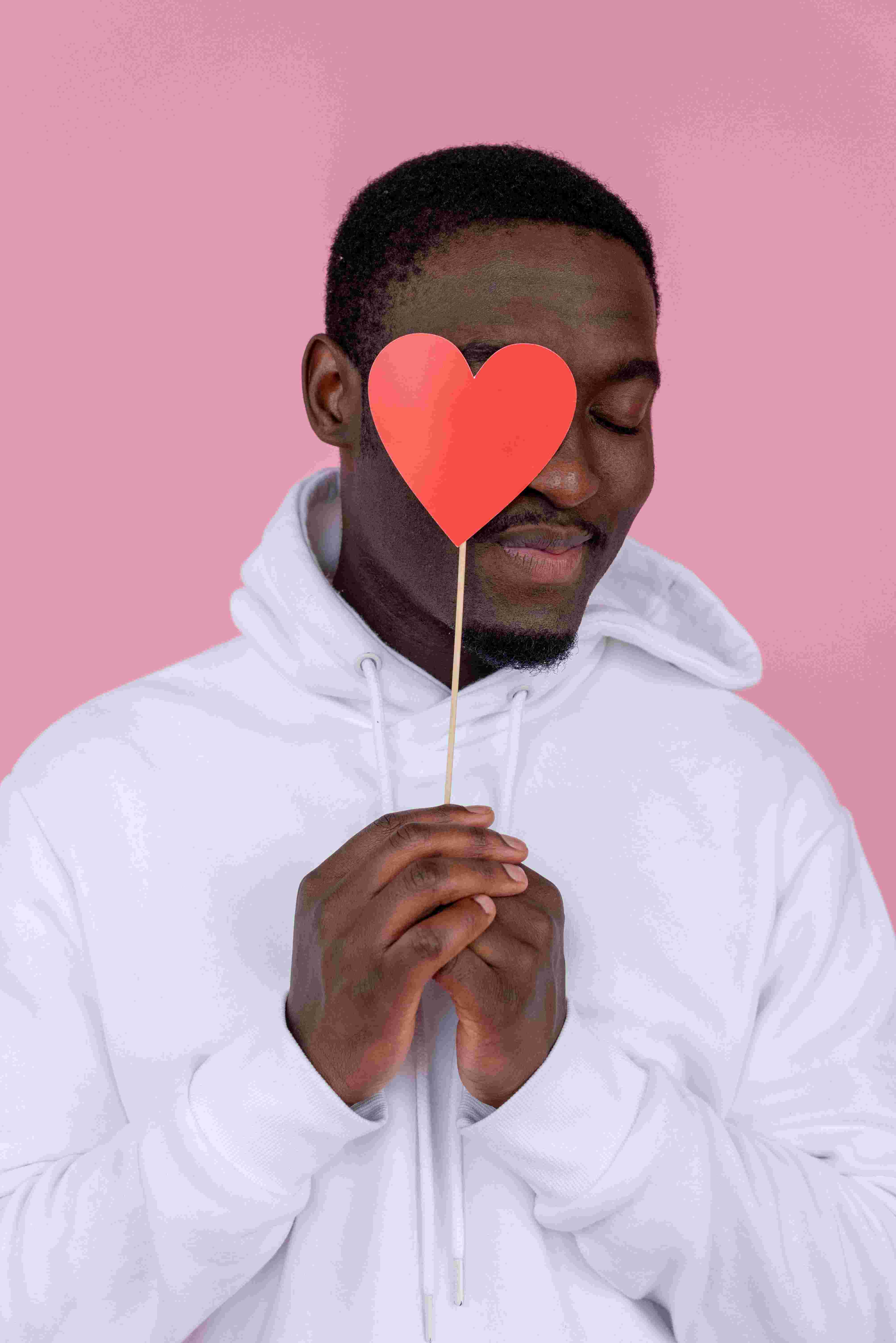 Papieren hartje op een stokje voor iemands oog Papieren hartje op een stokje voor iemands oog