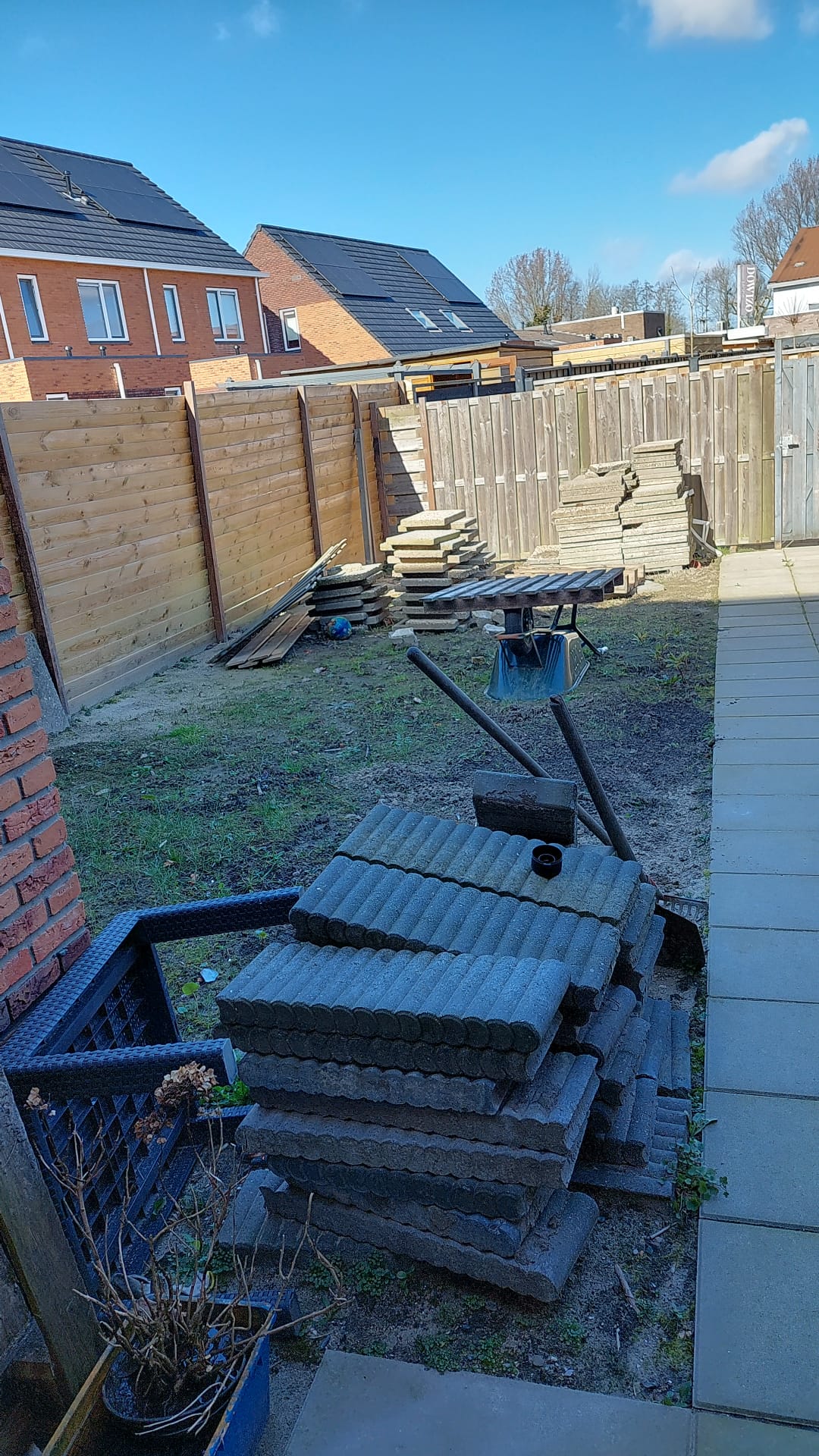 Vele sterke handen gezocht om tegels te leggen!