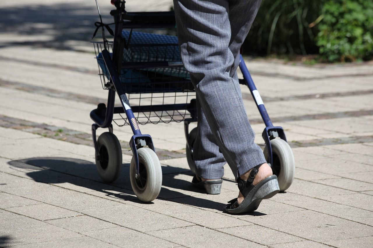 Meneer zoekt een wandelmaatje voor een rollator wandeling!