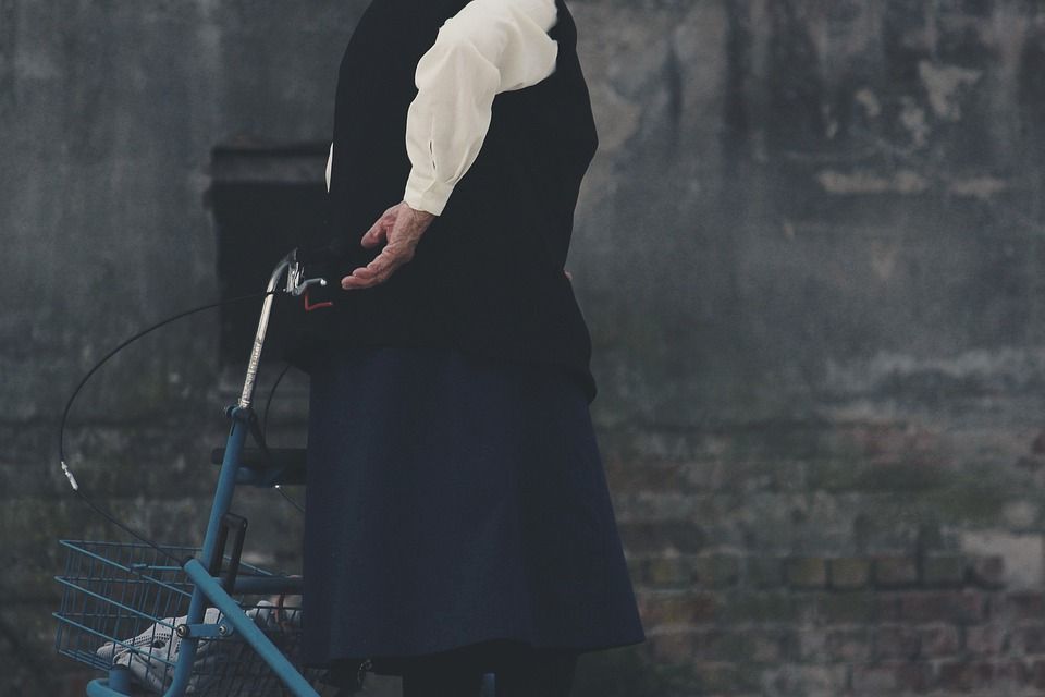 Ondersteuning bij het lopen met een rollator 