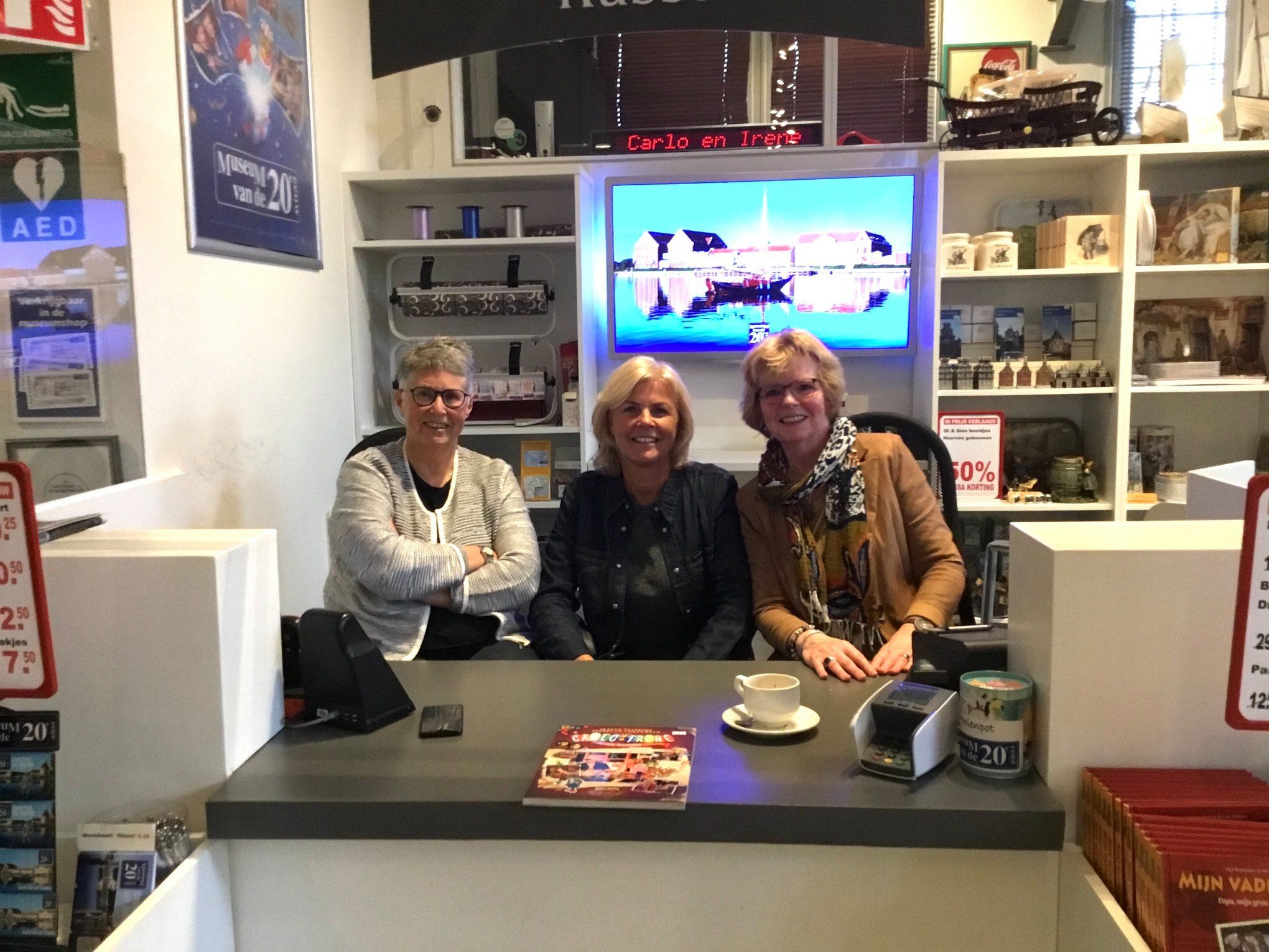 Medewerker balie, winkel, museum