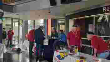 Leerlingen van het Linde College maken een compilatie van de Vrijwilligersmarkt