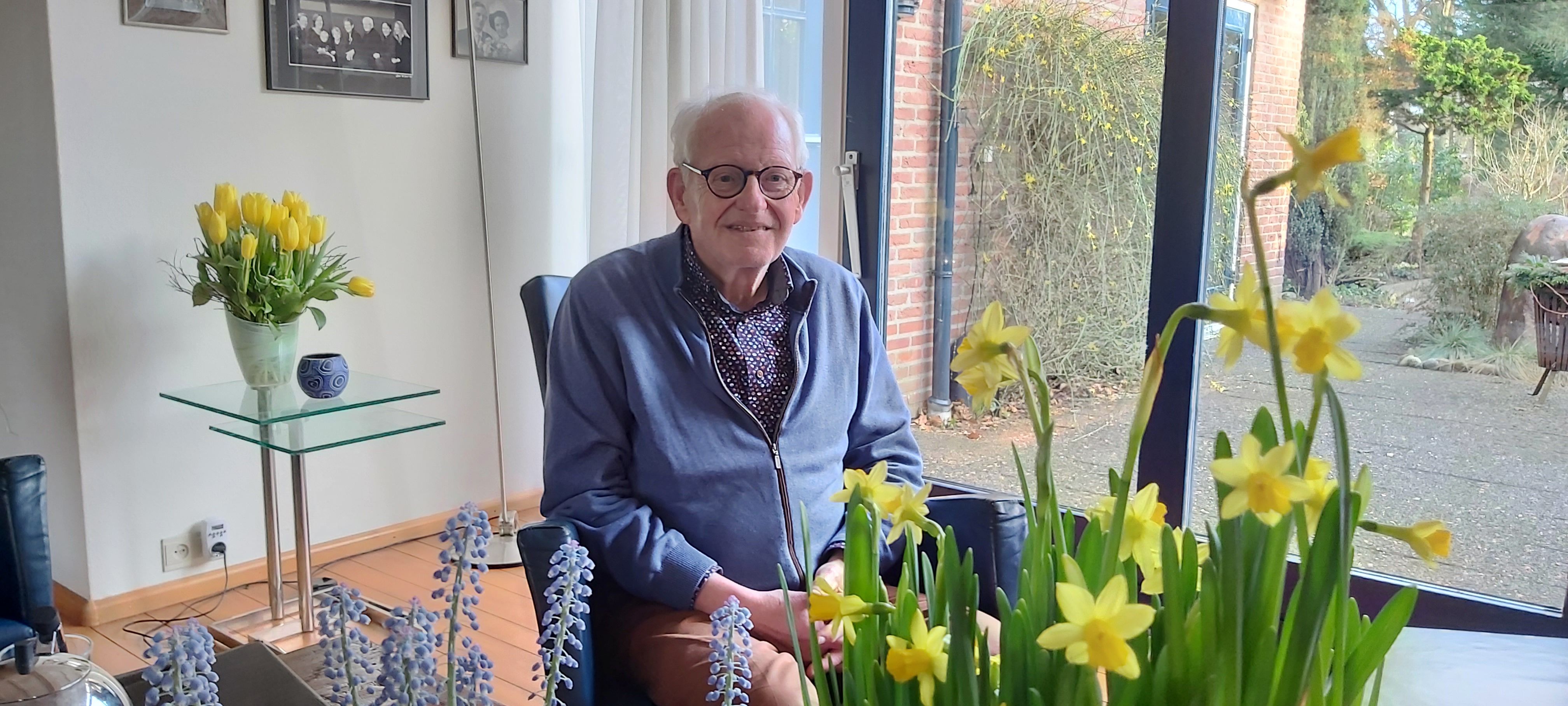 EEN MENSEN-MENS AAN DE TELEFOON