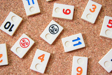 Rummikub spelen op donderdagmiddag