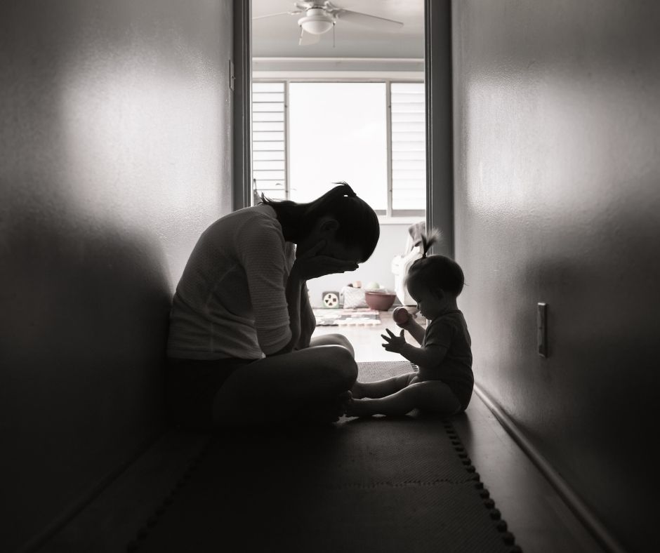 Neva voelt zich eenzaam als moeder en heeft geen sociaal netwerk. Help jij haar?