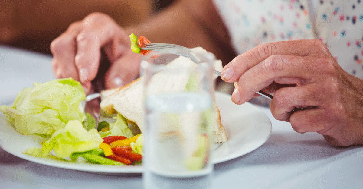 Koken en eten bij een oudere mevrouw