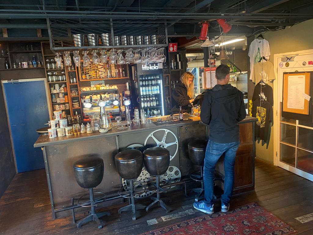 Host in Kunstcafé De Nijverheid voor di- of wo-middagen